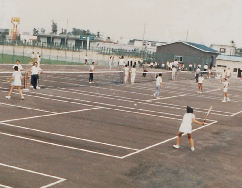 硬式テニスコート完成（1982年）